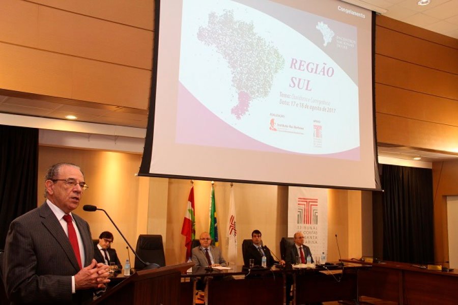 helvecio-administracaoPublica