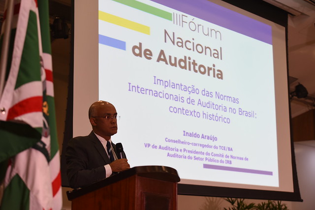 conselheiro-inaldo-paixao-traz-contexto-historico-sobre-a-auditoria-publica-no-brasil-durante-forum-nacional-de-auditoria-destaque