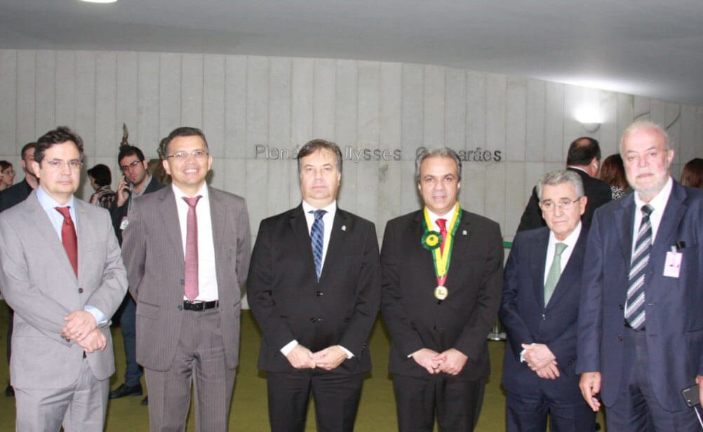 Autoridades do sistema de controle externo brasileiro prestigiaram a entrega da comenda ao conselheiro Edilson de Sousa