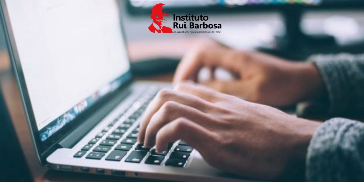 Foto Computador com logo IRB