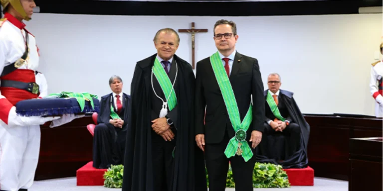 Edilberto Pontes recebe Medalha da Ordem do Mérito de Contas Ruy Barbosa