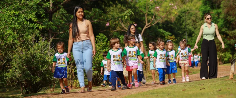 Projeto “Plantando o Futuro” celebra o Dia da Árvore com crianças do CEI Suely Paschoal
