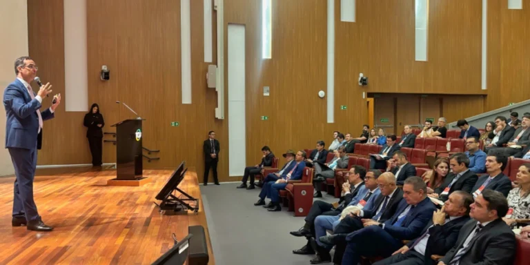 Nicola Khoury defende soluções consensuais antes da judicialização em palestra magna sobre fiscalizações de concessões e PPPs
