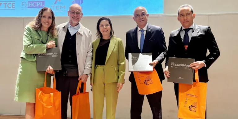 TCU entrega publicação que reúne memórias de 30 anos de fiscalização de obras públicas